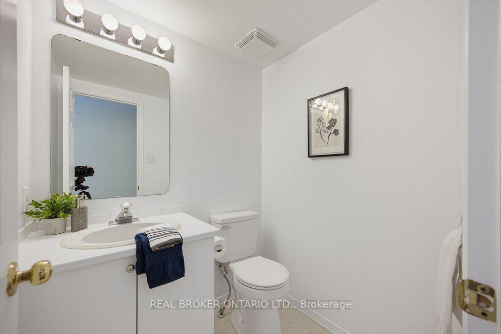 Photo 10 of 2000 Oakbrook Circle, Ottawa, Chapel Hill South - Orleans Village — HOMEH