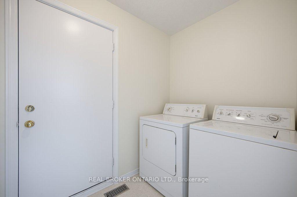 Photo 11 of 2000 Oakbrook Circle, Ottawa, Chapel Hill South - Orleans Village — HOMEH