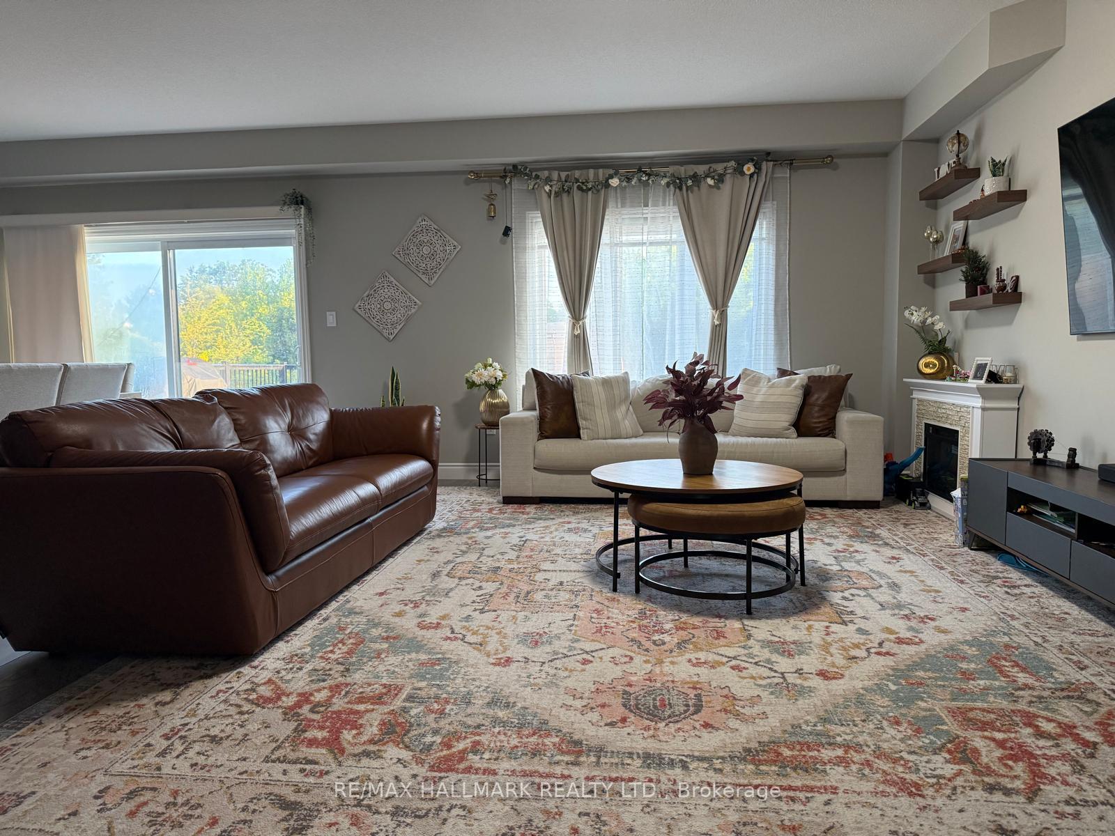 Photo 4 of Unit Upper Level (Main & 2nd), 851 Robert Ferrie Drive, Kitchener, Doon South — HOMEH