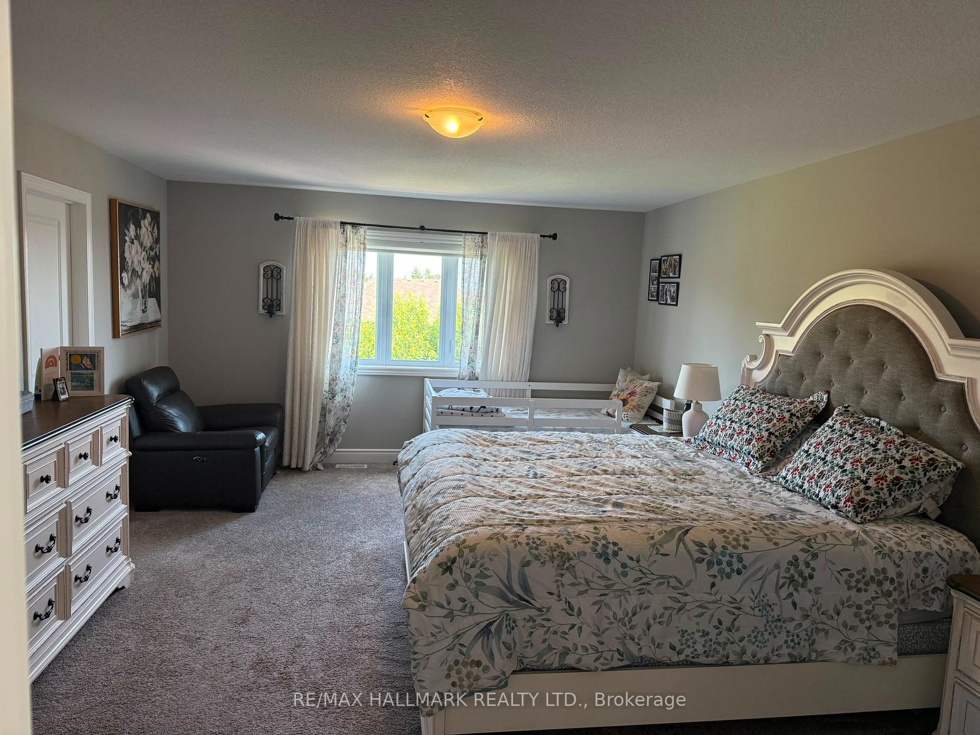 Photo 12 of Unit Upper Level (Main & 2nd), 851 Robert Ferrie Drive, Kitchener, Doon South — HOMEH