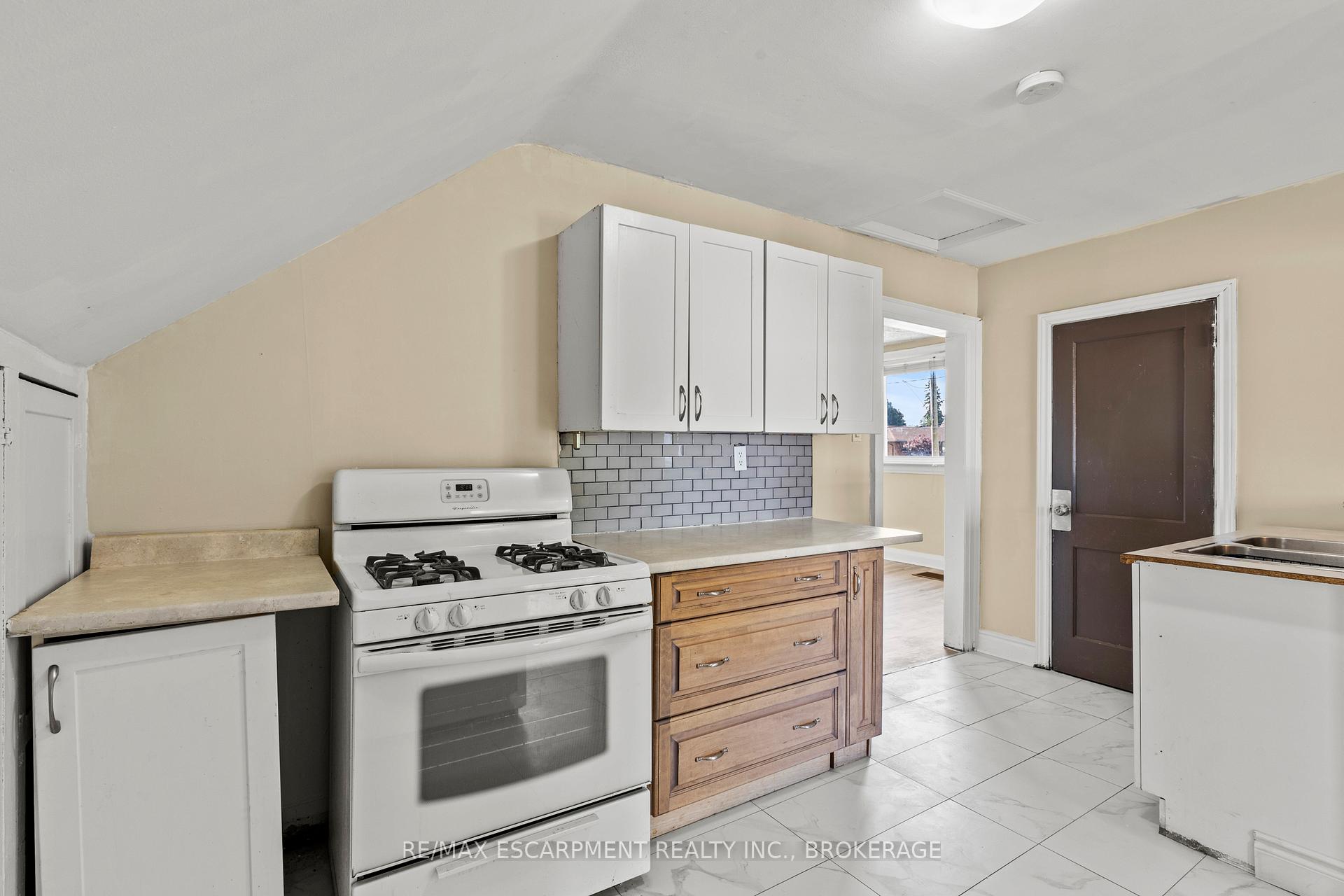 Photo 7 of Unit Upper, 1 West Street N, Thorold, Thorold Downtown — HOMEH