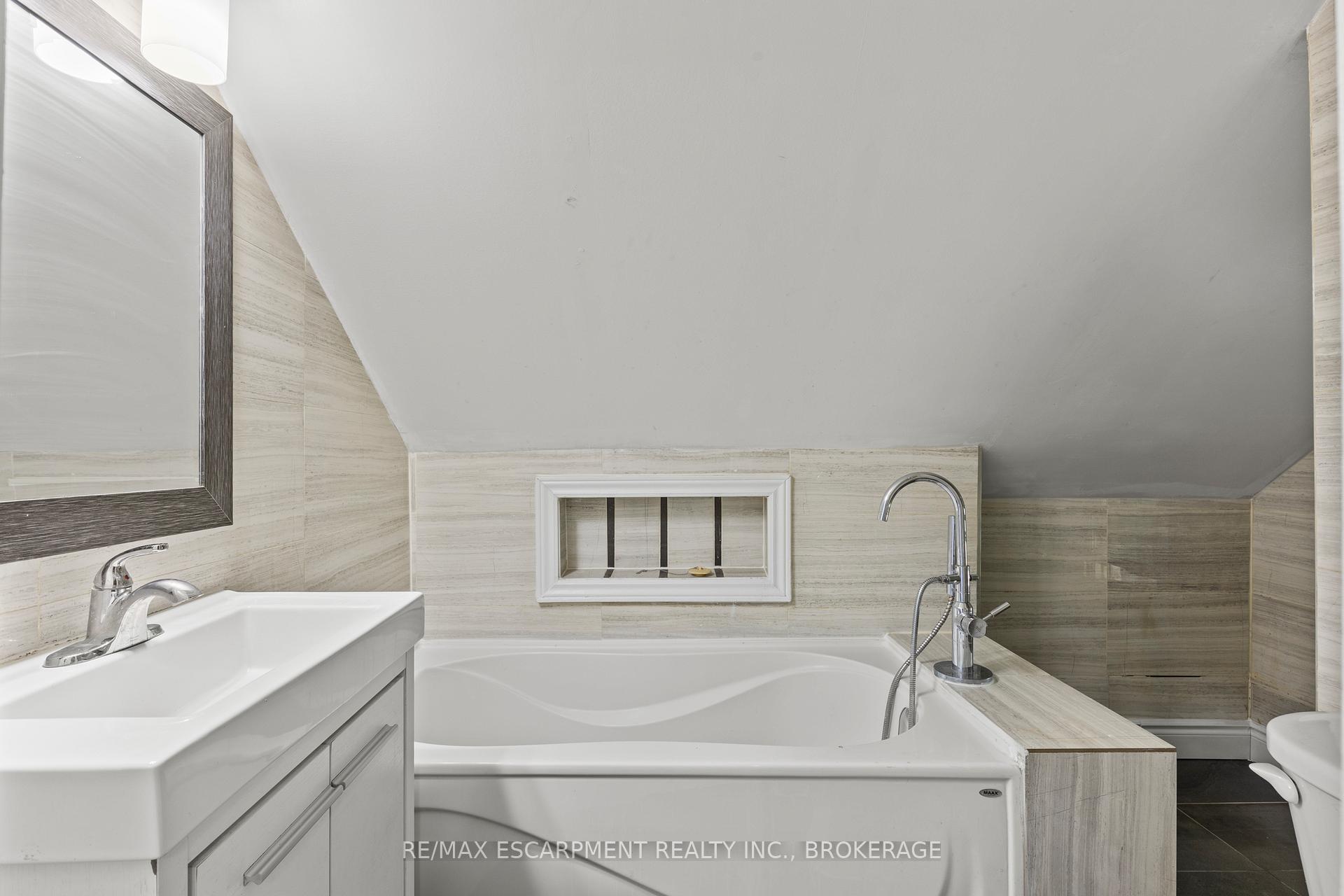Photo 19 of Unit Upper, 1 West Street N, Thorold, Thorold Downtown — HOMEH