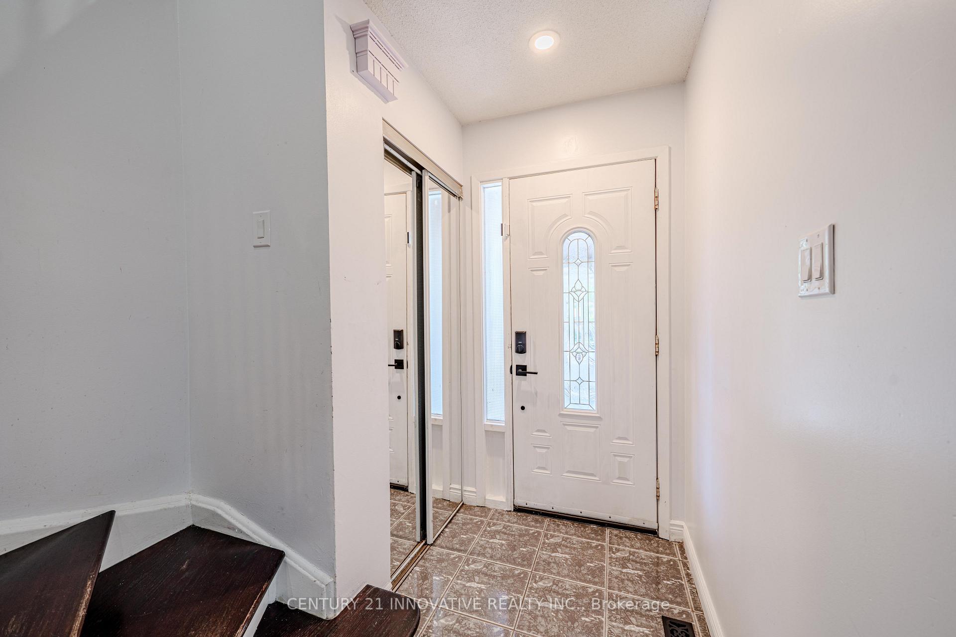 Photo 4 of 93 William Honey Crescent, Markham, Middlefield — HOMEH