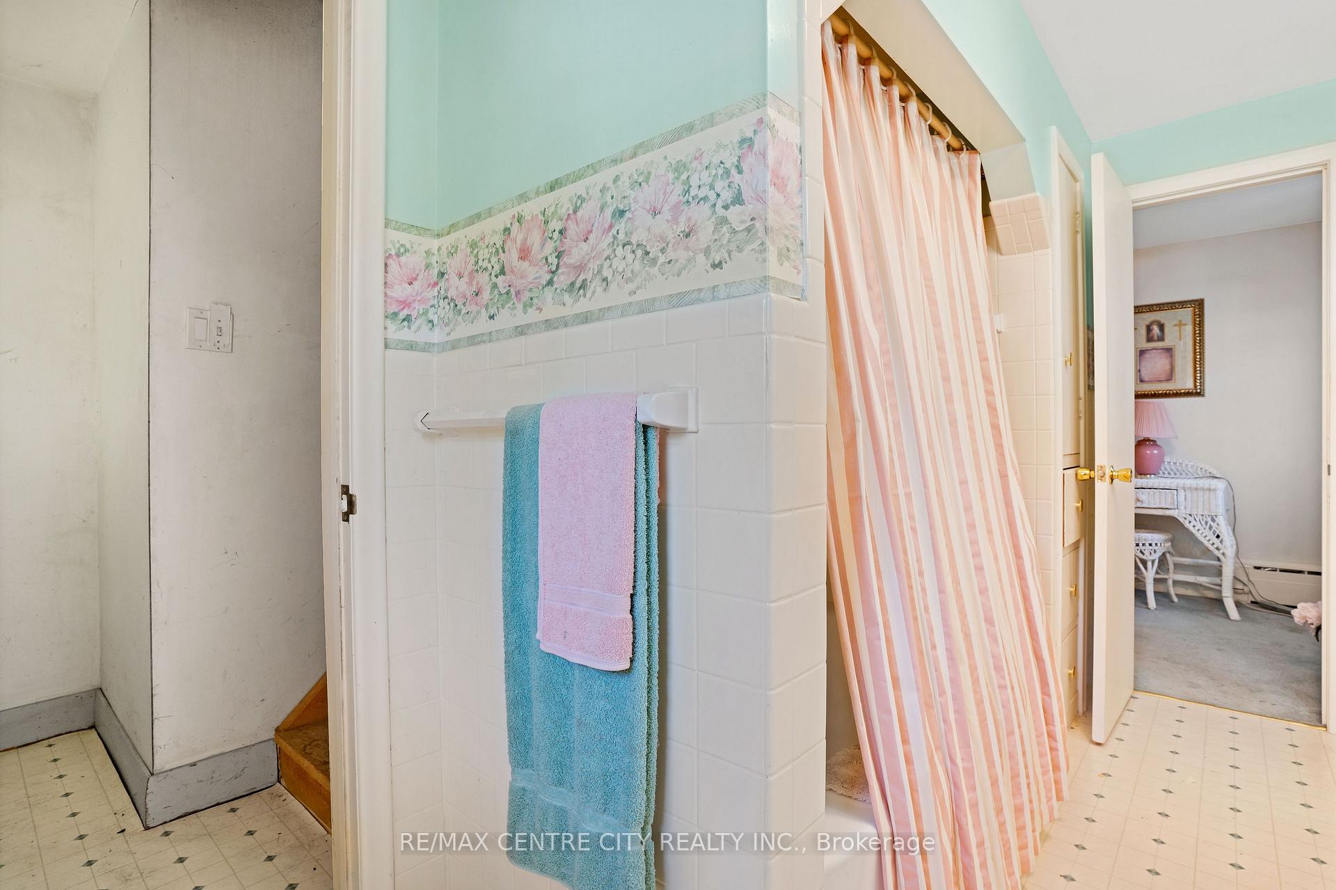 Photo 35 of 272 Sheldon Avenue N, Kitchener, Eastwood — HOMEH