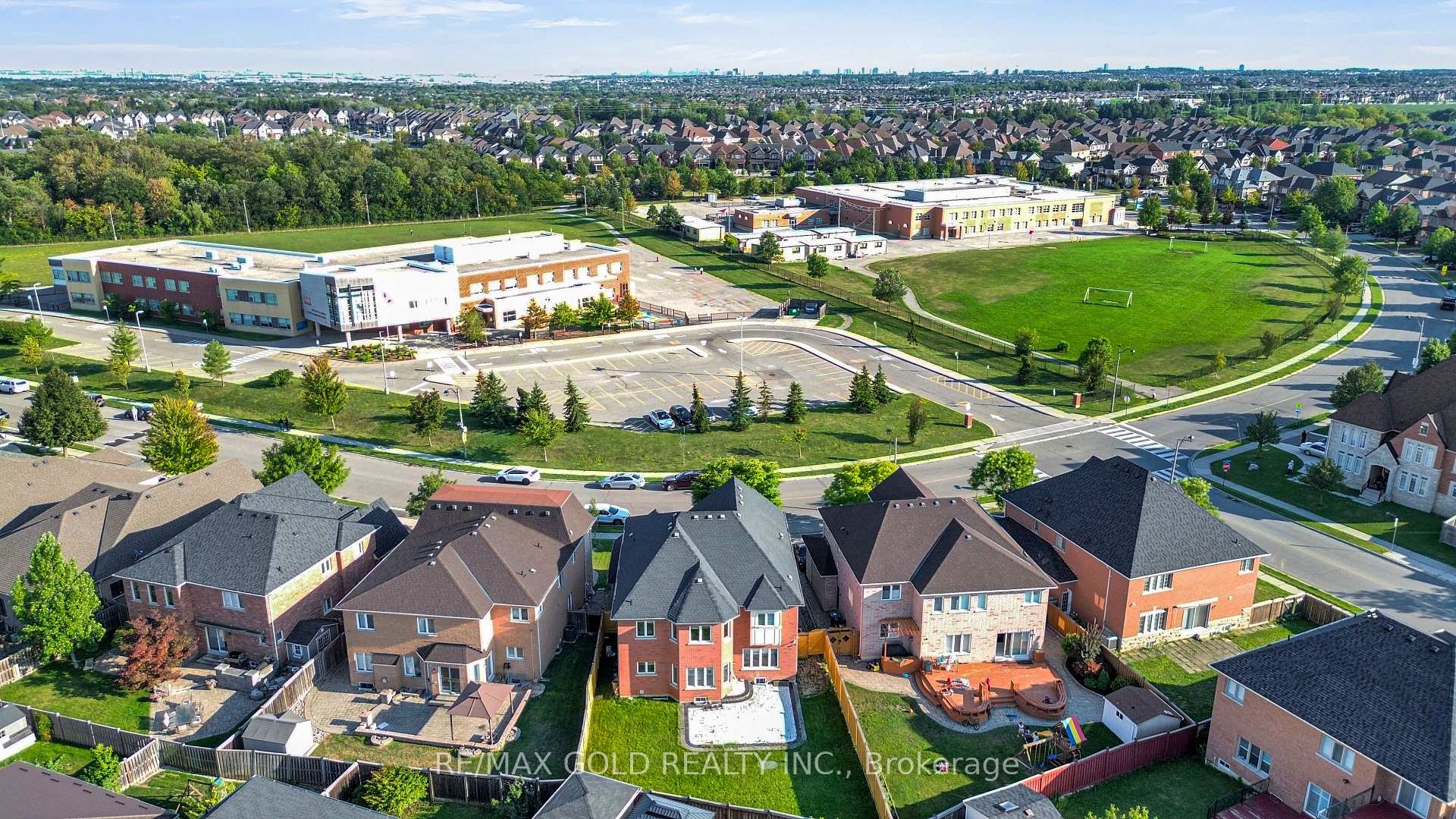 Photo 5 of 26 Mount Royal Circle, Brampton, Vales of Castlemore — HOMEH