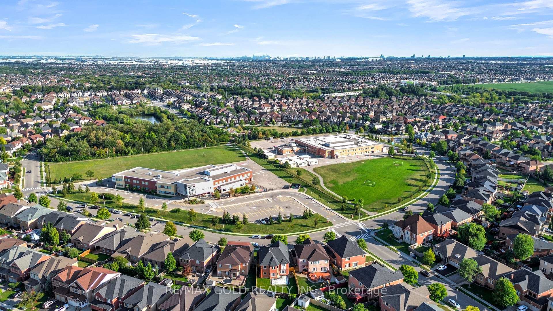 Photo 7 of 26 Mount Royal Circle, Brampton, Vales of Castlemore — HOMEH