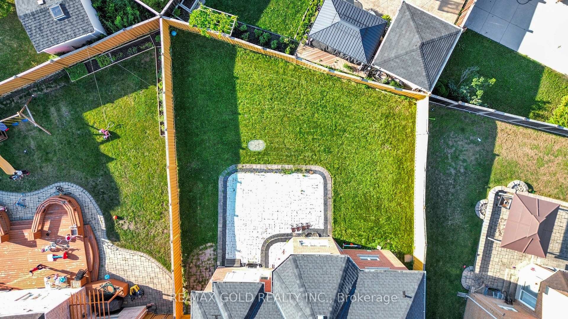 Photo 9 of 26 Mount Royal Circle, Brampton, Vales of Castlemore — HOMEH