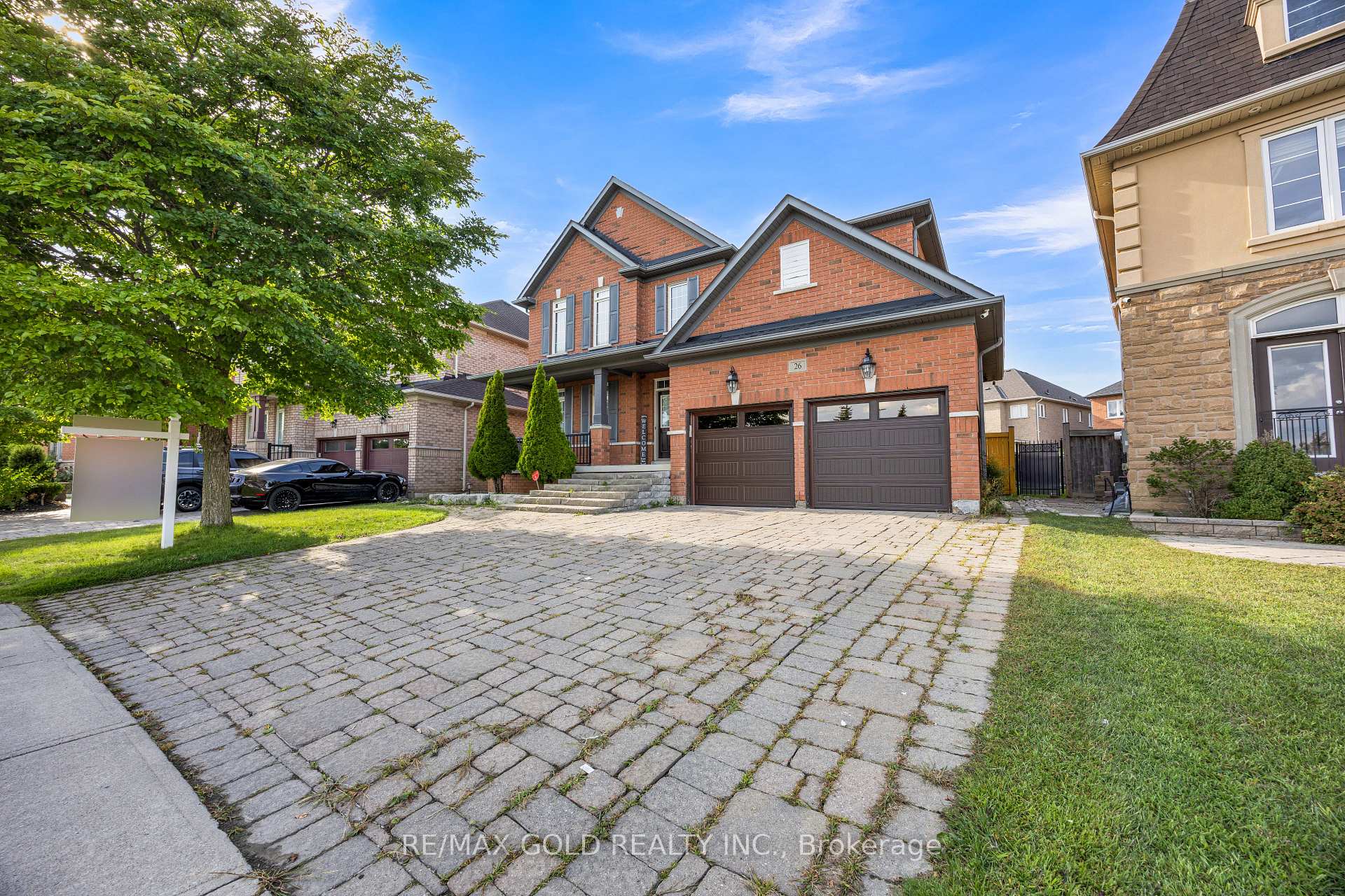 Photo 4 of 26 Mount Royal Circle, Brampton, Vales of Castlemore — HOMEH