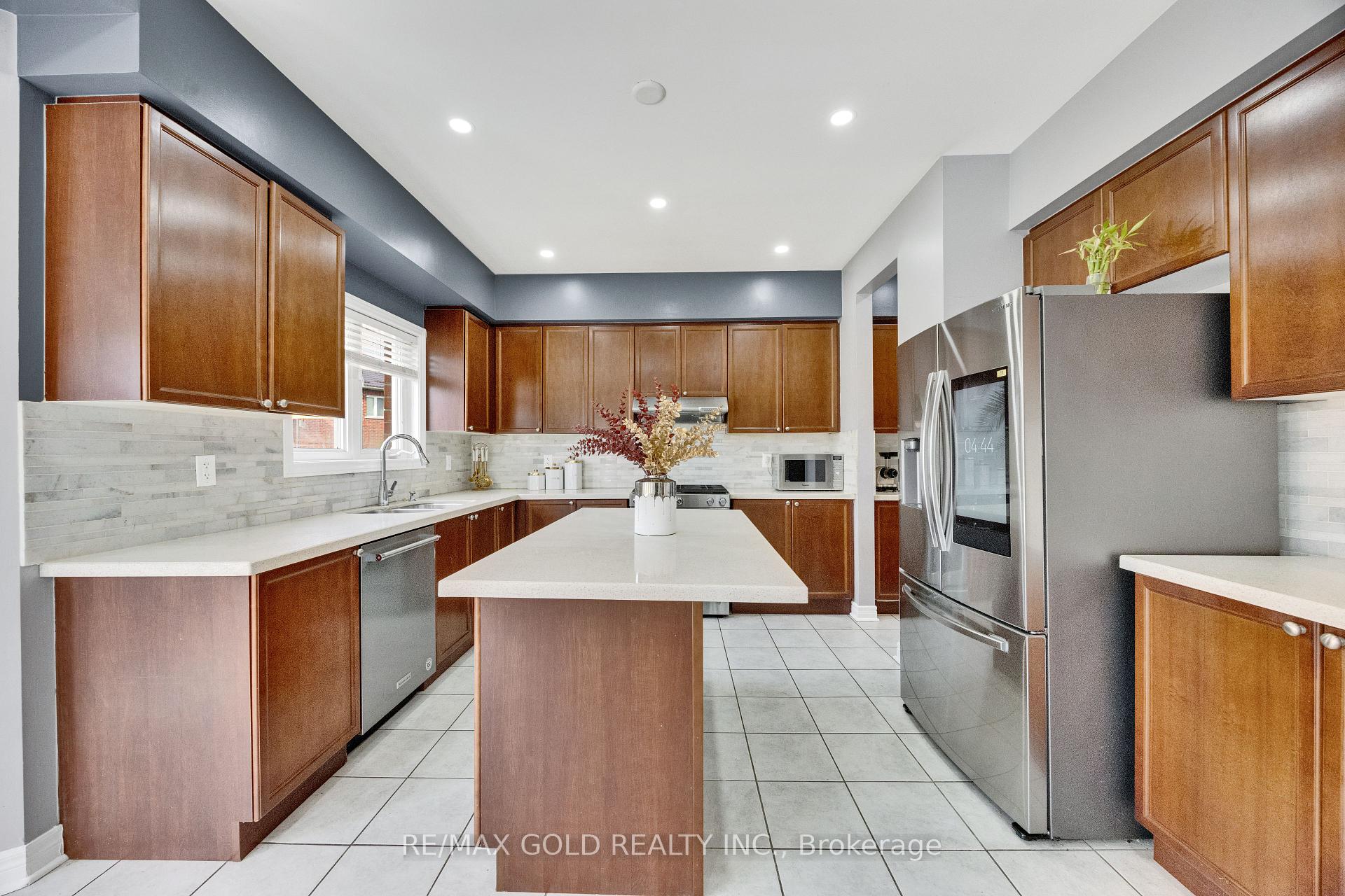 Photo 20 of 26 Mount Royal Circle, Brampton, Vales of Castlemore — HOMEH