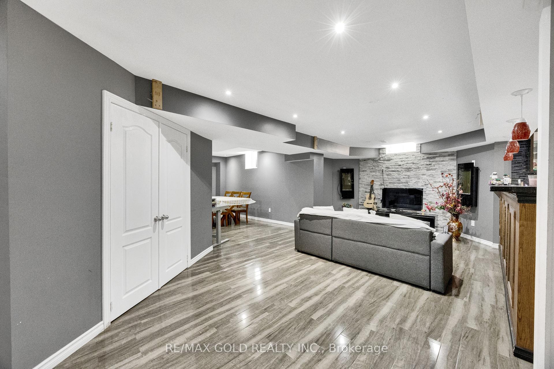 Photo 48 of 26 Mount Royal Circle, Brampton, Vales of Castlemore — HOMEH