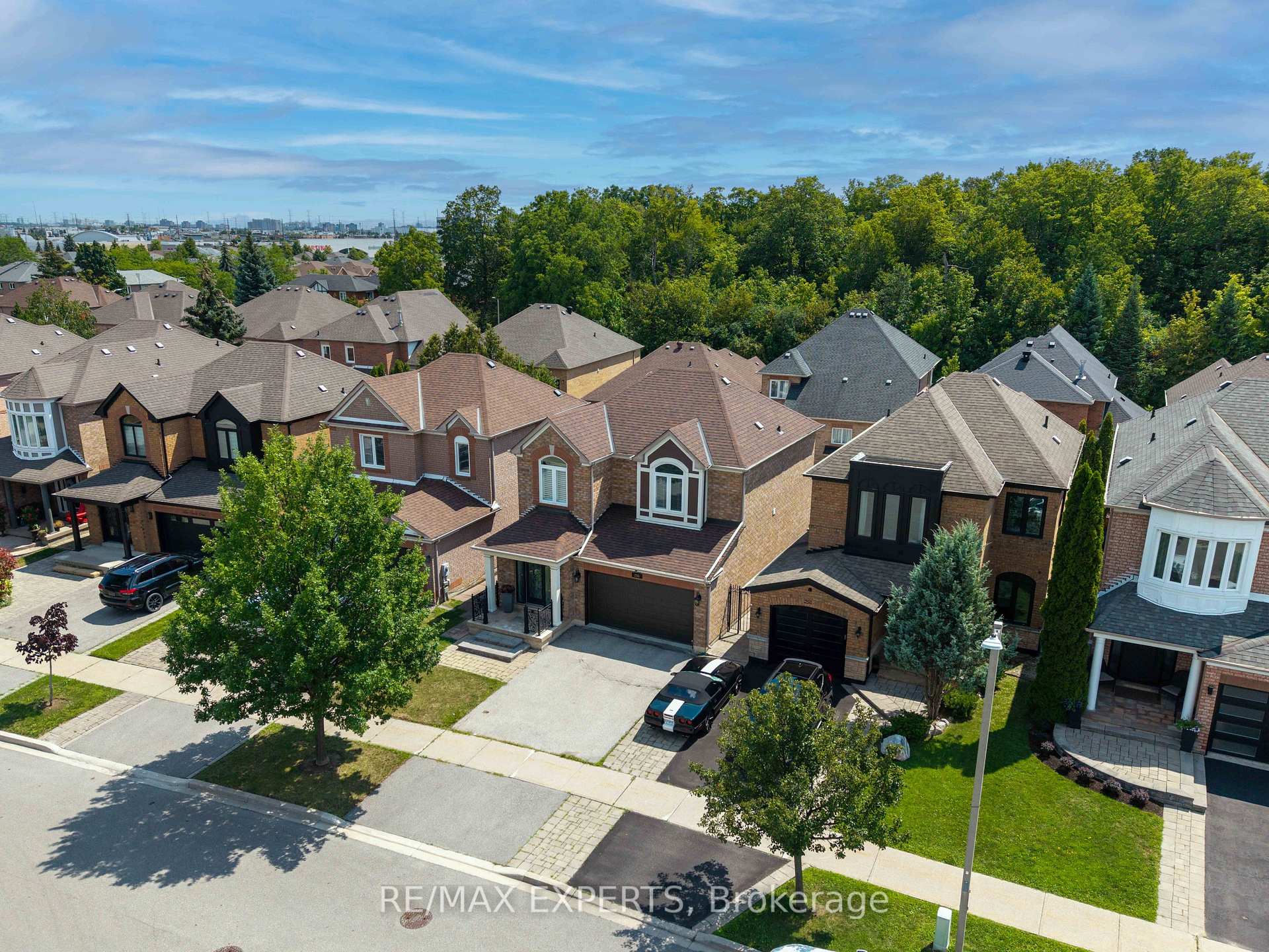 Photo 2 of 255 Matthew Drive, Vaughan, East Woodbridge — HOMEH