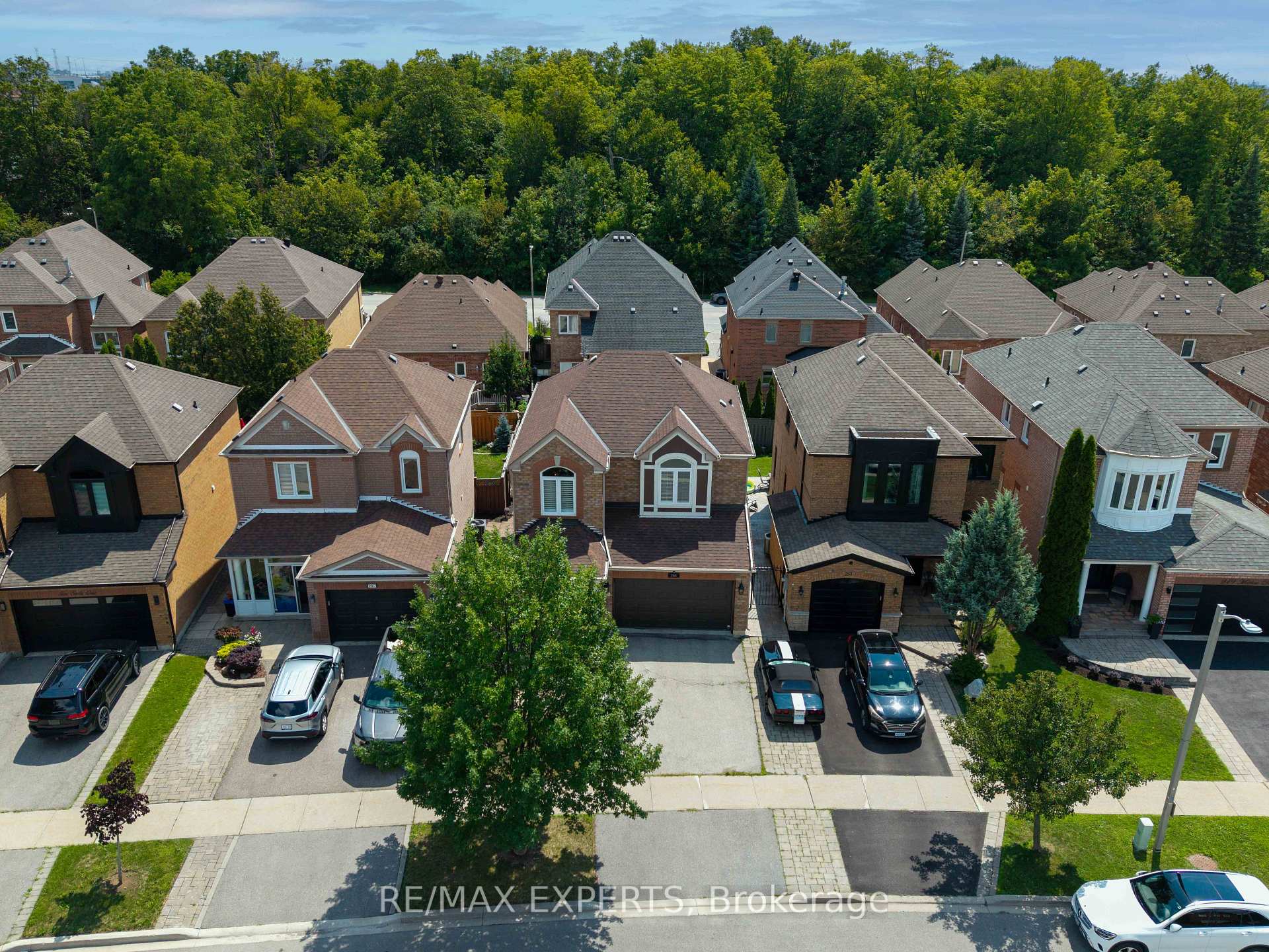 Photo 3 of 255 Matthew Drive, Vaughan, East Woodbridge — HOMEH