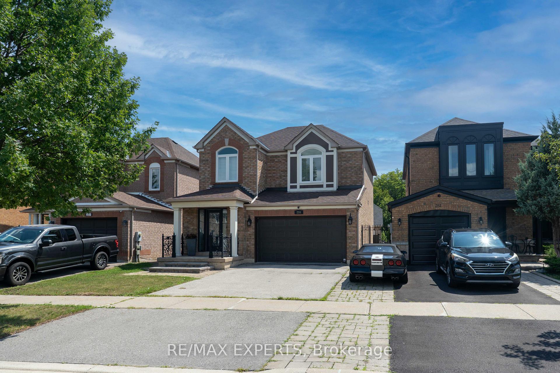Photo 4 of 255 Matthew Drive, Vaughan, East Woodbridge — HOMEH