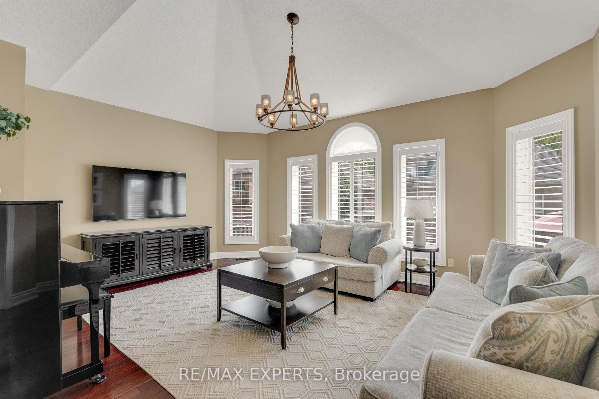 Photo 8 of 255 Matthew Drive, Vaughan, East Woodbridge — HOMEH