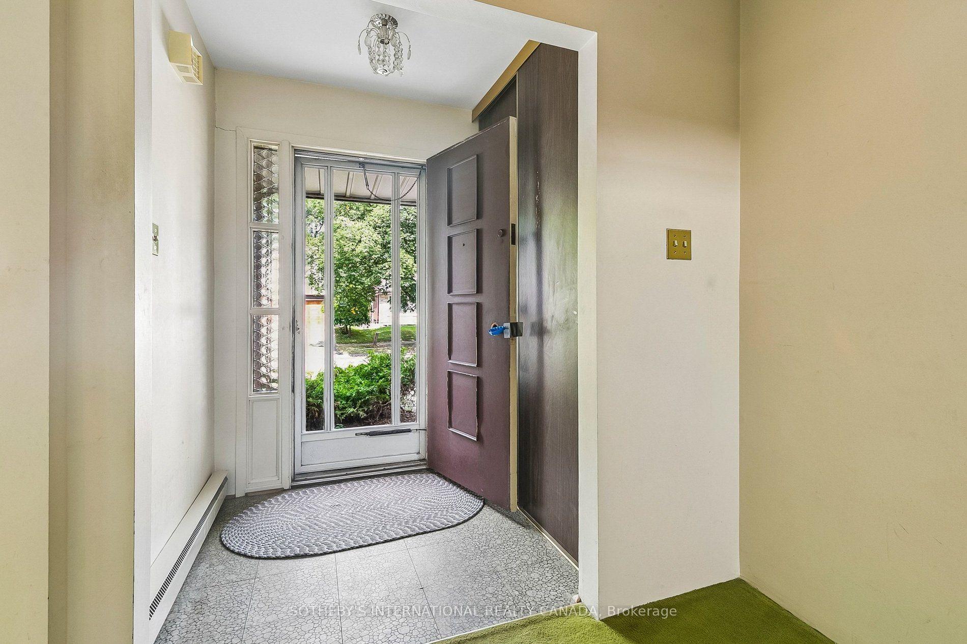 Photo 3 of 63 Cobblestone Drive, North York, Don Valley Village — HOMEH