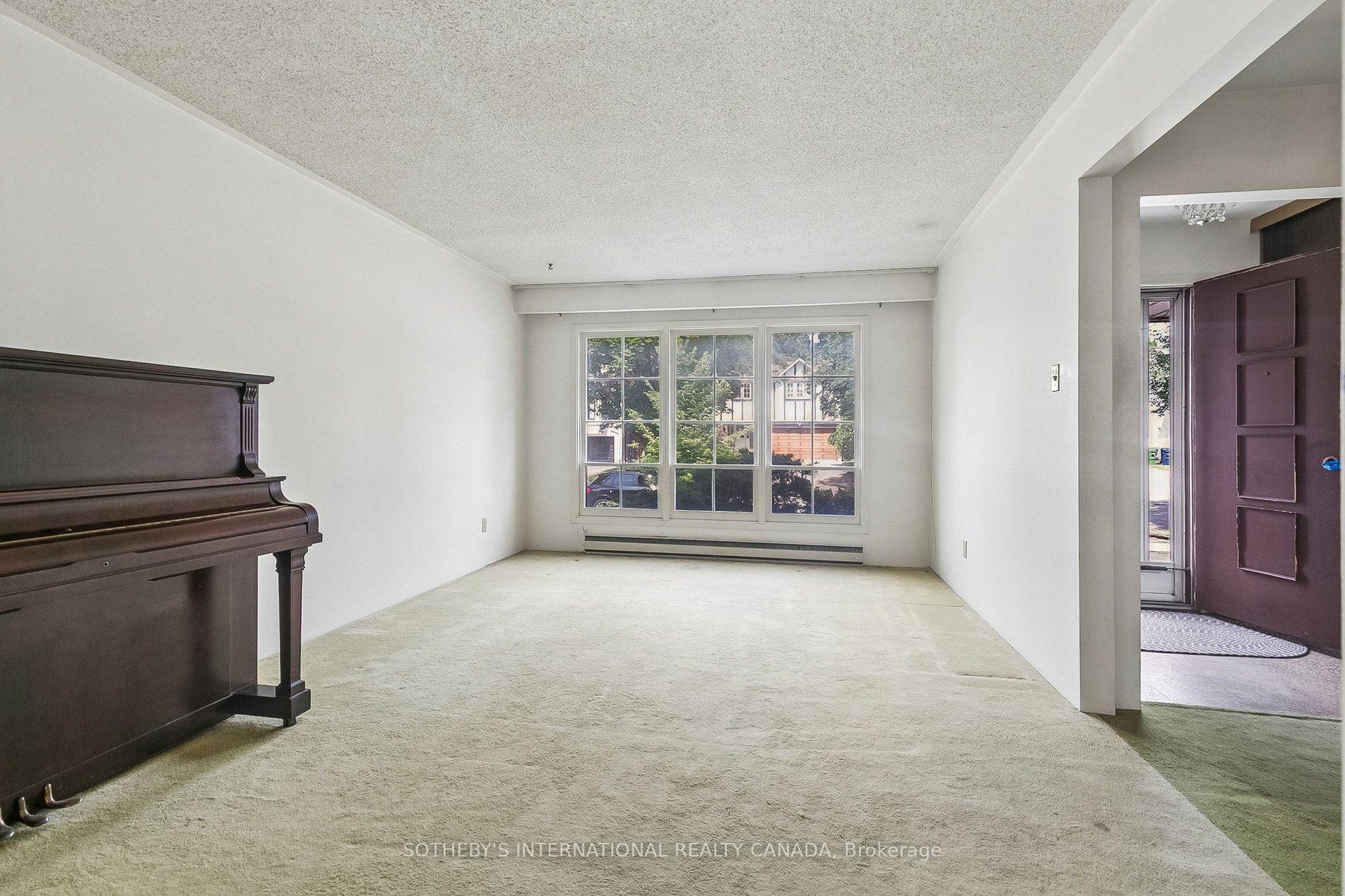 Photo 4 of 63 Cobblestone Drive, North York, Don Valley Village — HOMEH