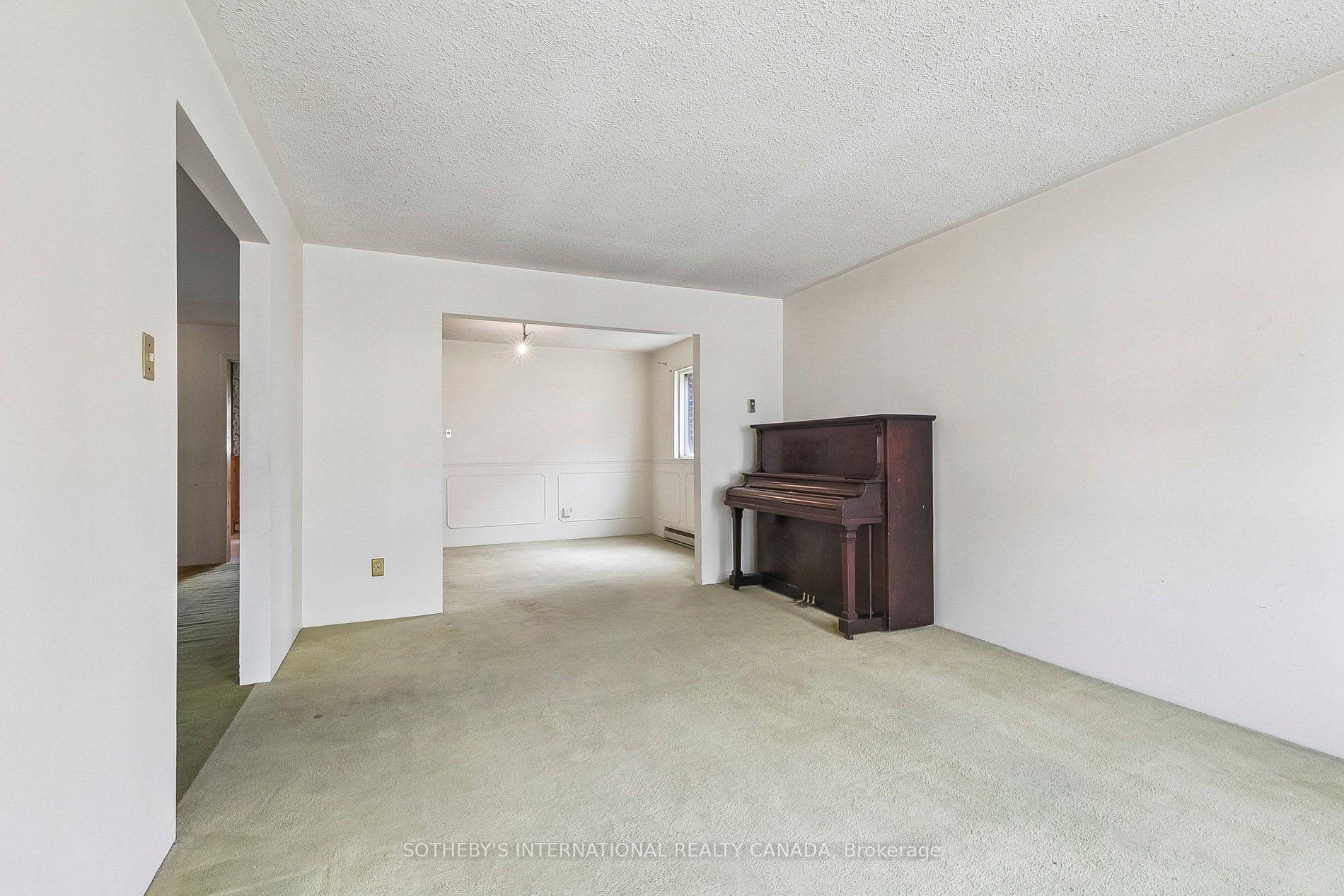 Photo 7 of 63 Cobblestone Drive, North York, Don Valley Village — HOMEH
