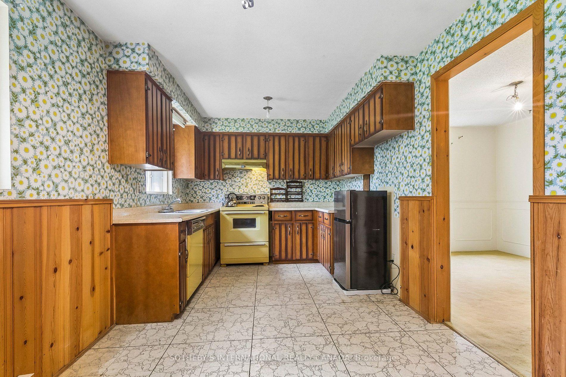 Photo 10 of 63 Cobblestone Drive, North York, Don Valley Village — HOMEH