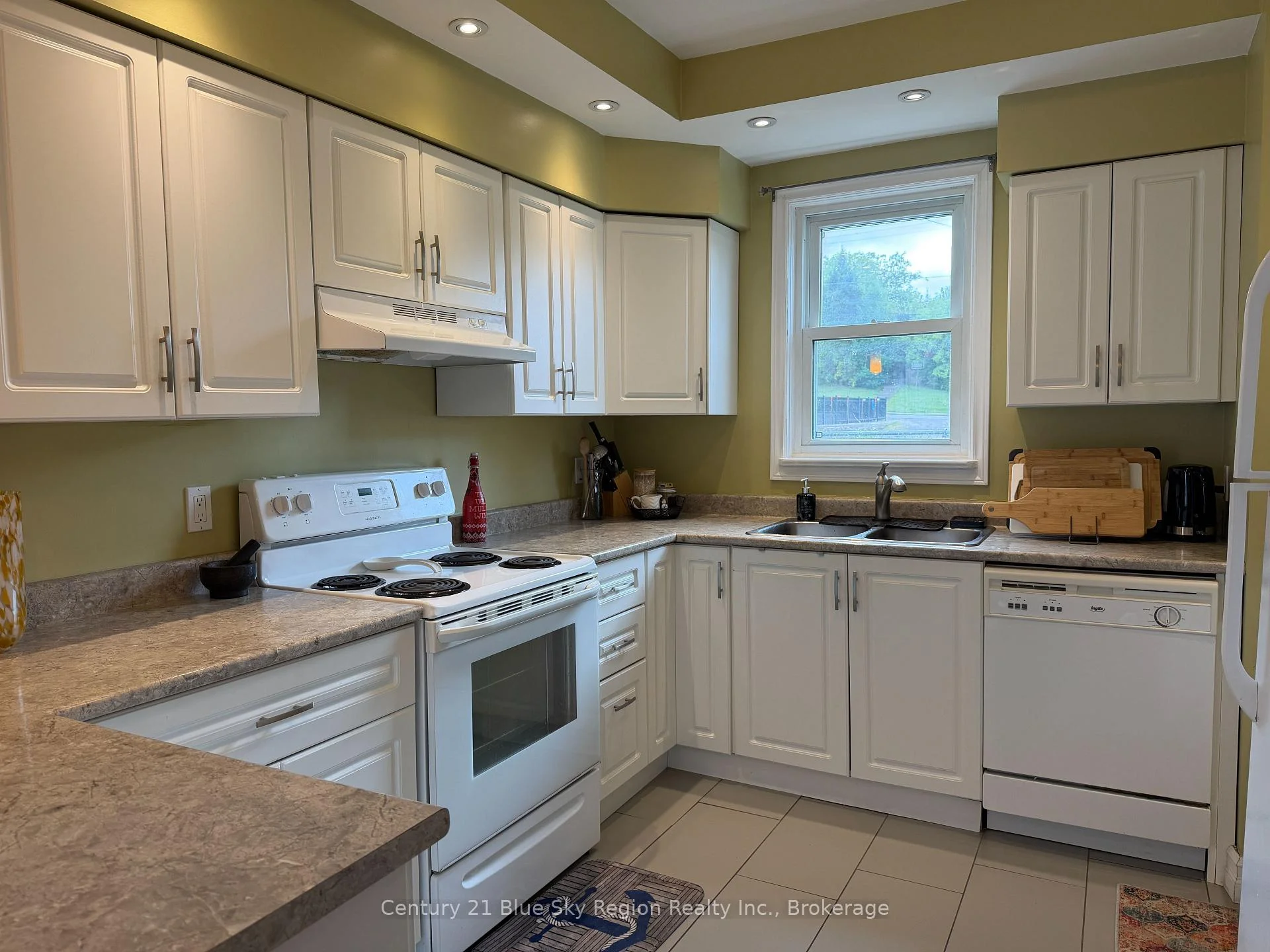 Photo 8 of 172 Fourth Avenue E, North Bay, Central — HOMEH