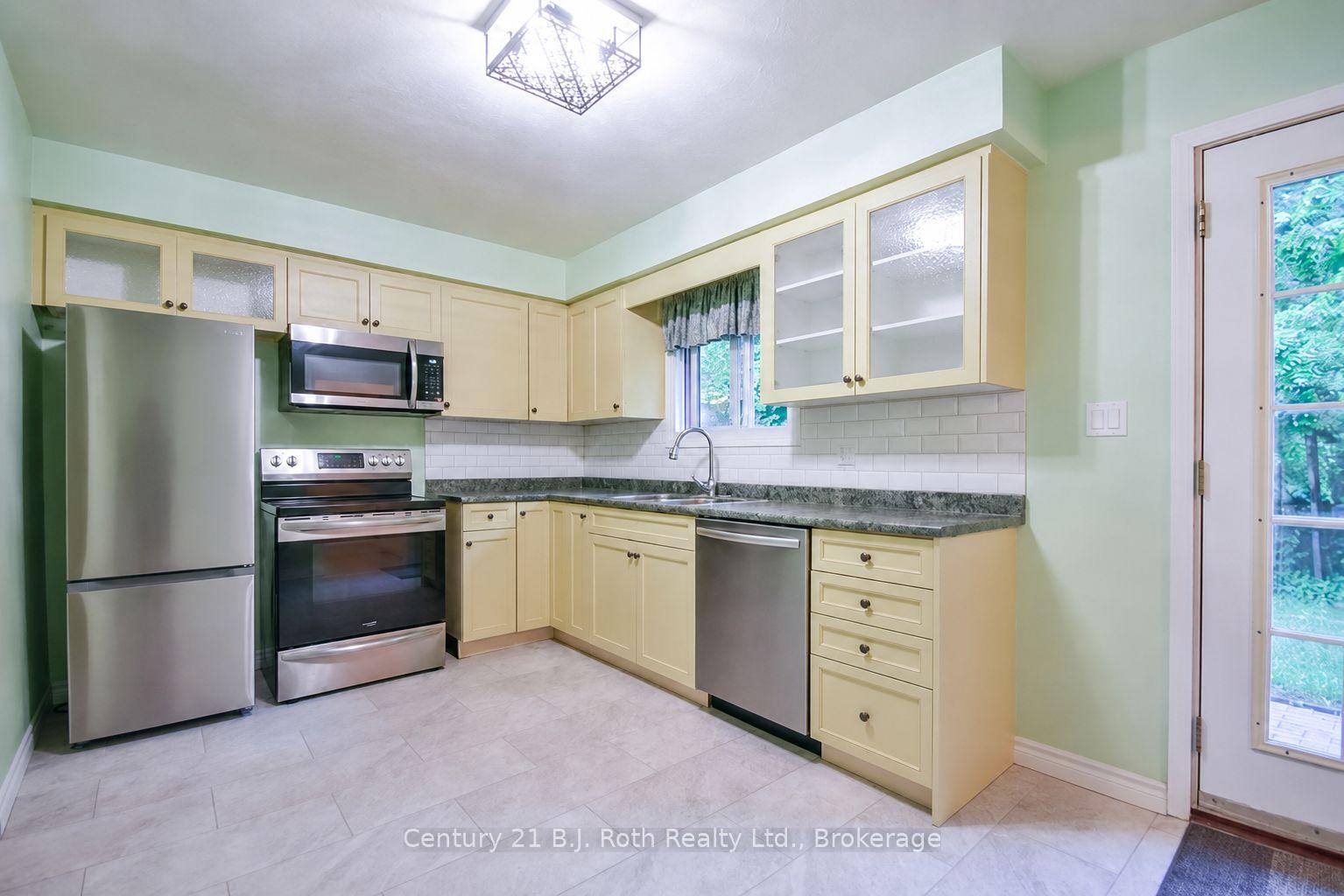 Photo 7 of 299 Bay Street, Orillia — HOMEH
