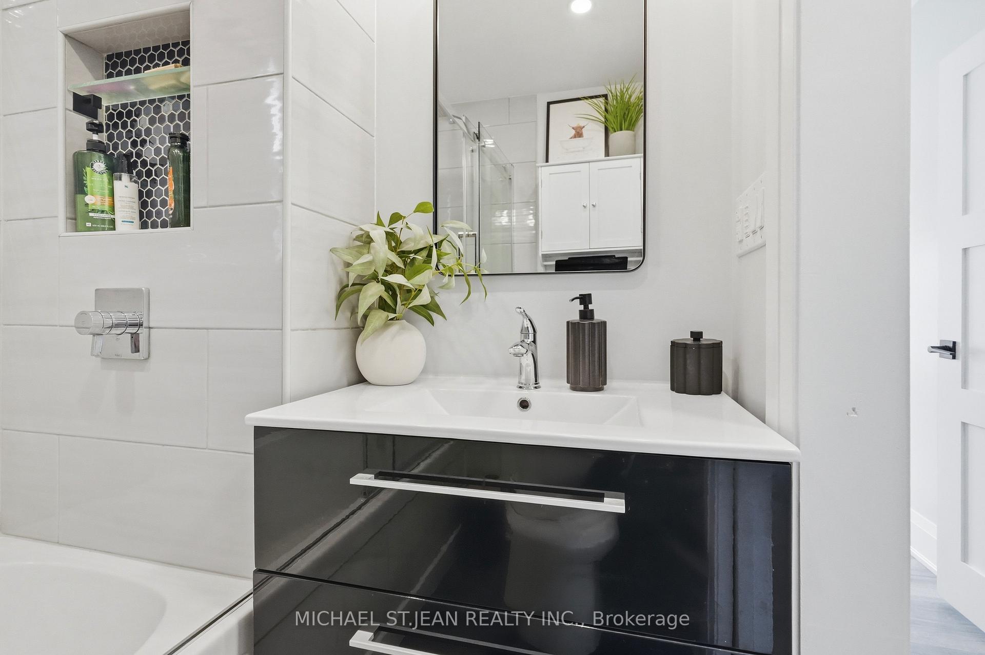 Photo 28 of 58 Tragina Avenue S, Hamilton, Bartonville — HOMEH