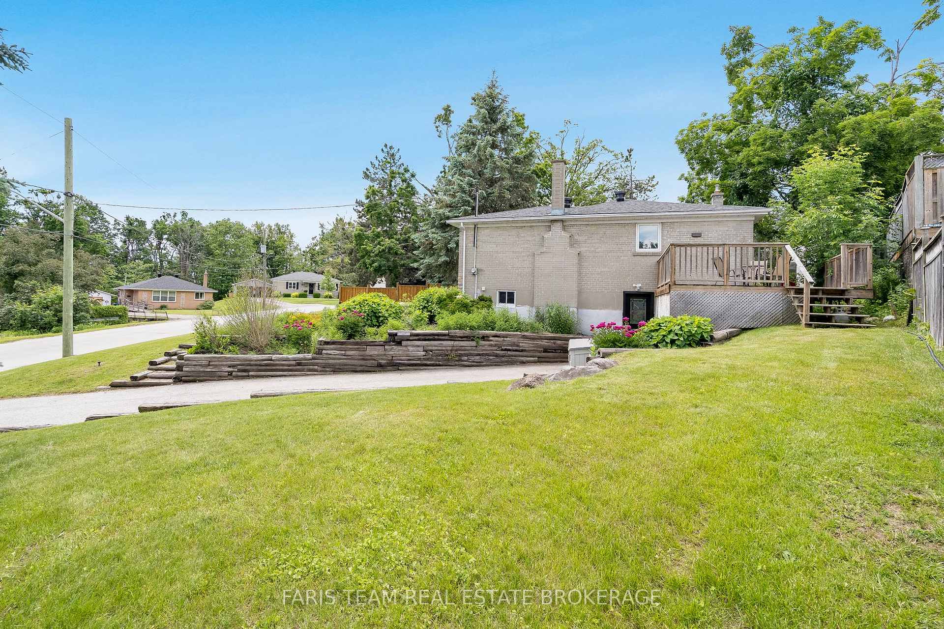 Photo 33 of 10 Karen Crescent, Orillia — HOMEH