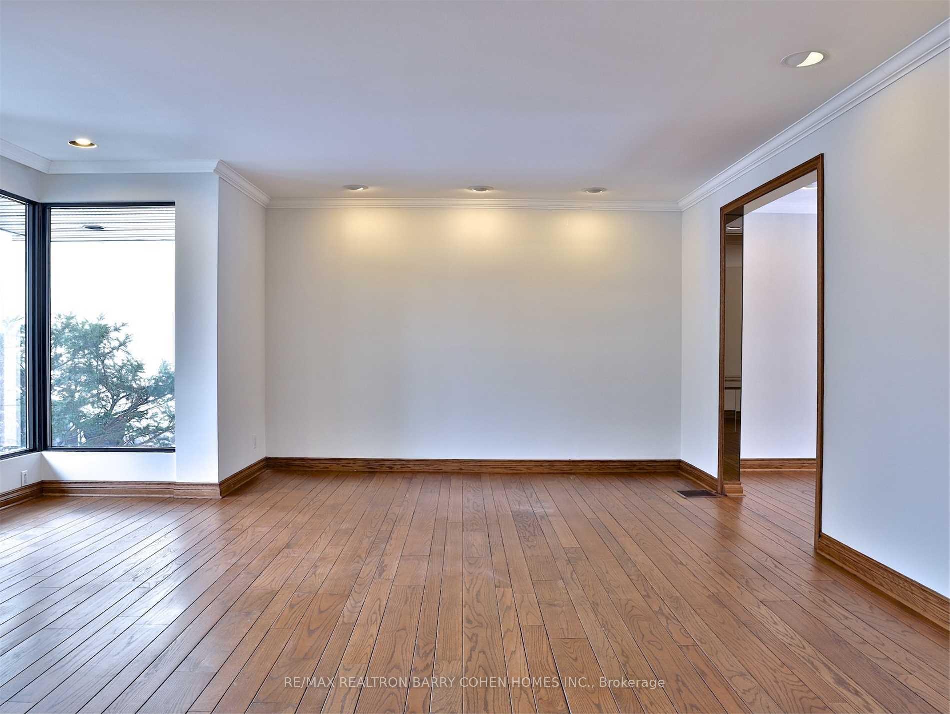 Photo 3 of 160 Owen Boulevard, North York, St. Andrew-Windfields — HOMEH