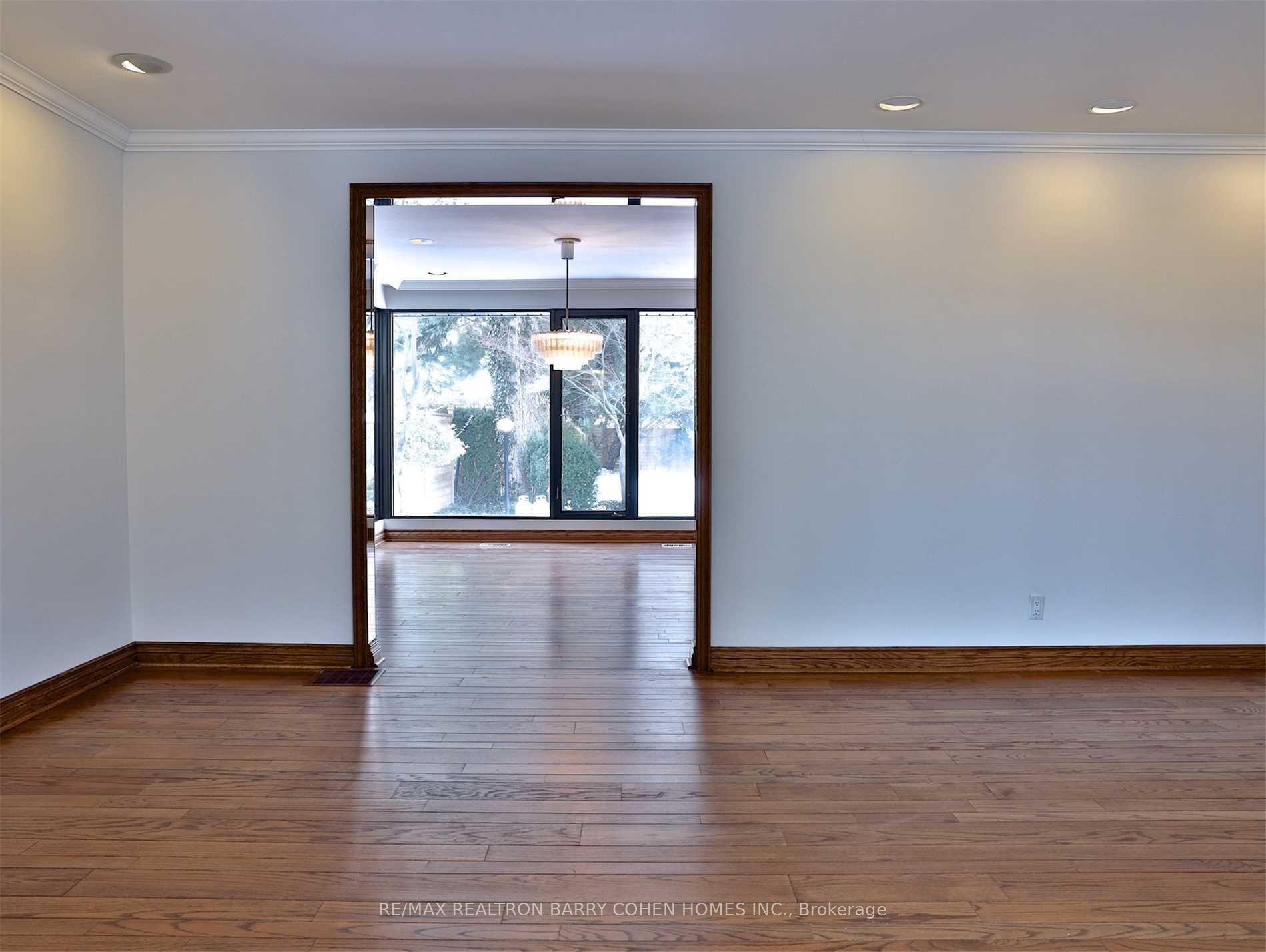 Photo 4 of 160 Owen Boulevard, North York, St. Andrew-Windfields — HOMEH