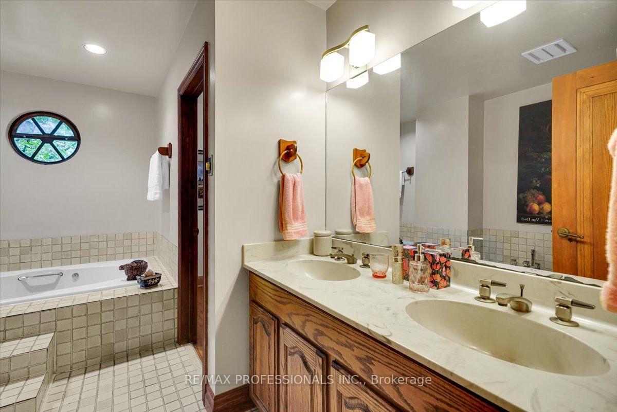 Photo 29 of 65 Dunedin Drive, Etobicoke, Kingsway South — HOMEH