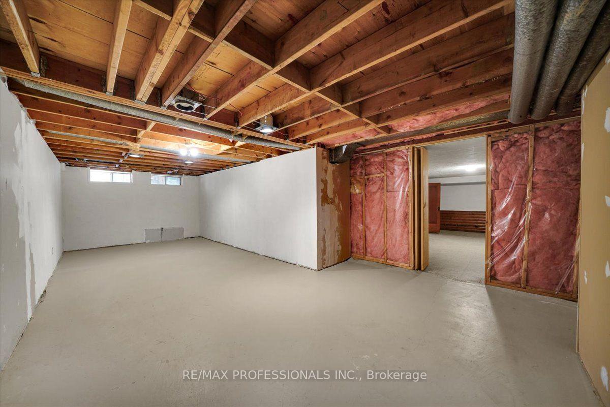 Photo 41 of 65 Dunedin Drive, Etobicoke, Kingsway South — HOMEH