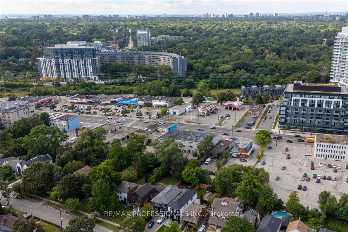 Photo 55 of 65 Dunedin Drive, Etobicoke, Kingsway South — HOMEH