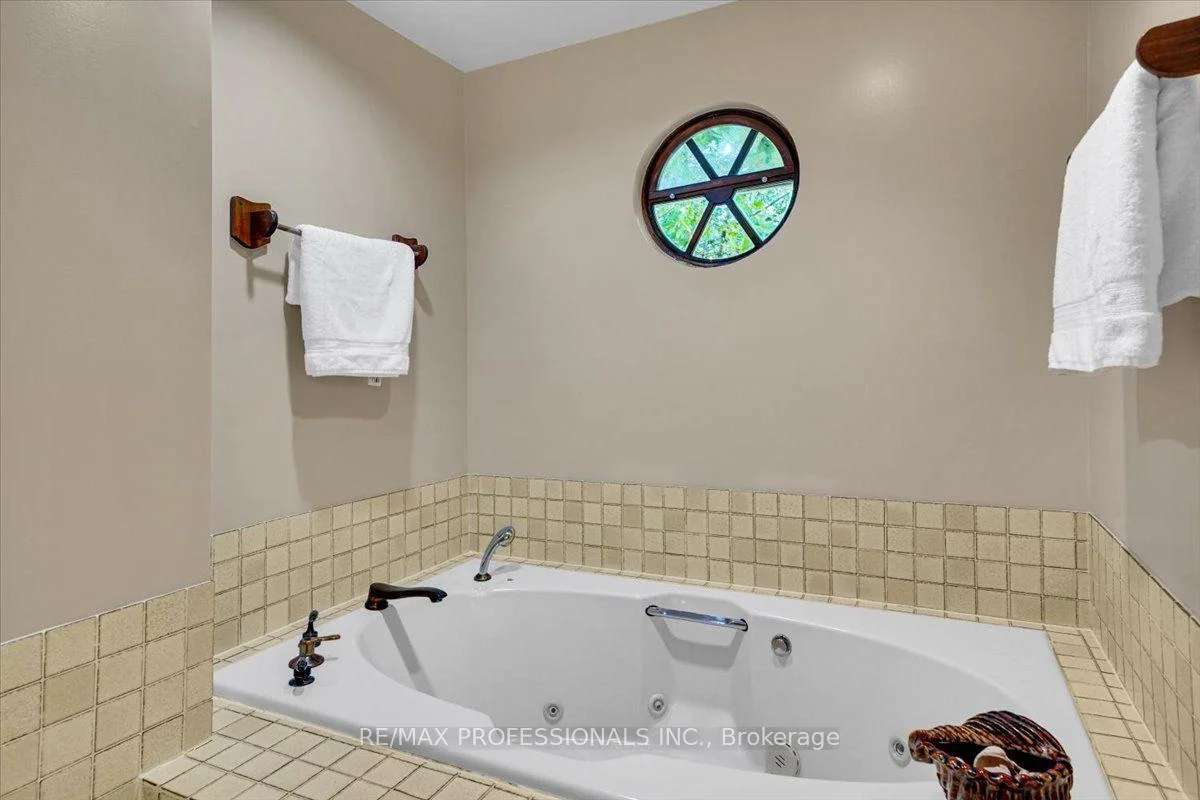 Photo 32 of 65 Dunedin Drive, Etobicoke, Kingsway South — HOMEH