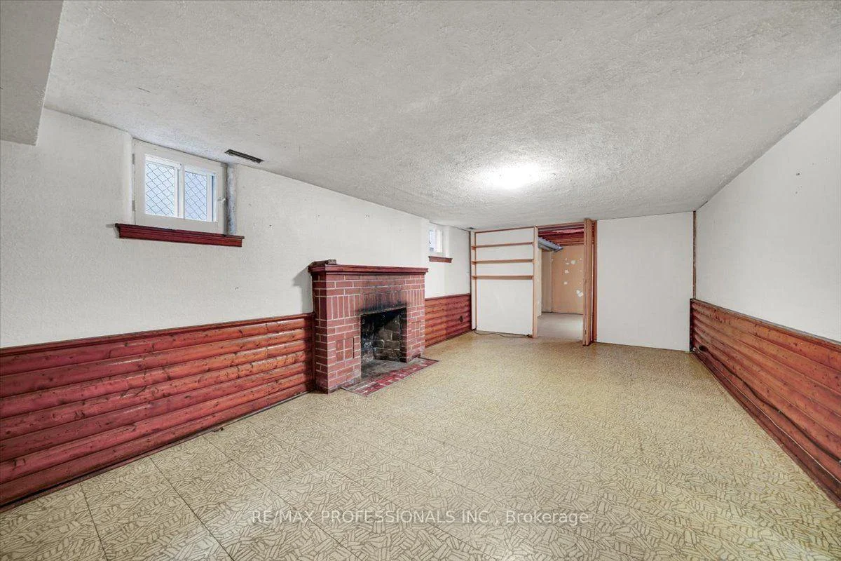 Photo 45 of 65 Dunedin Drive, Etobicoke, Kingsway South — HOMEH
