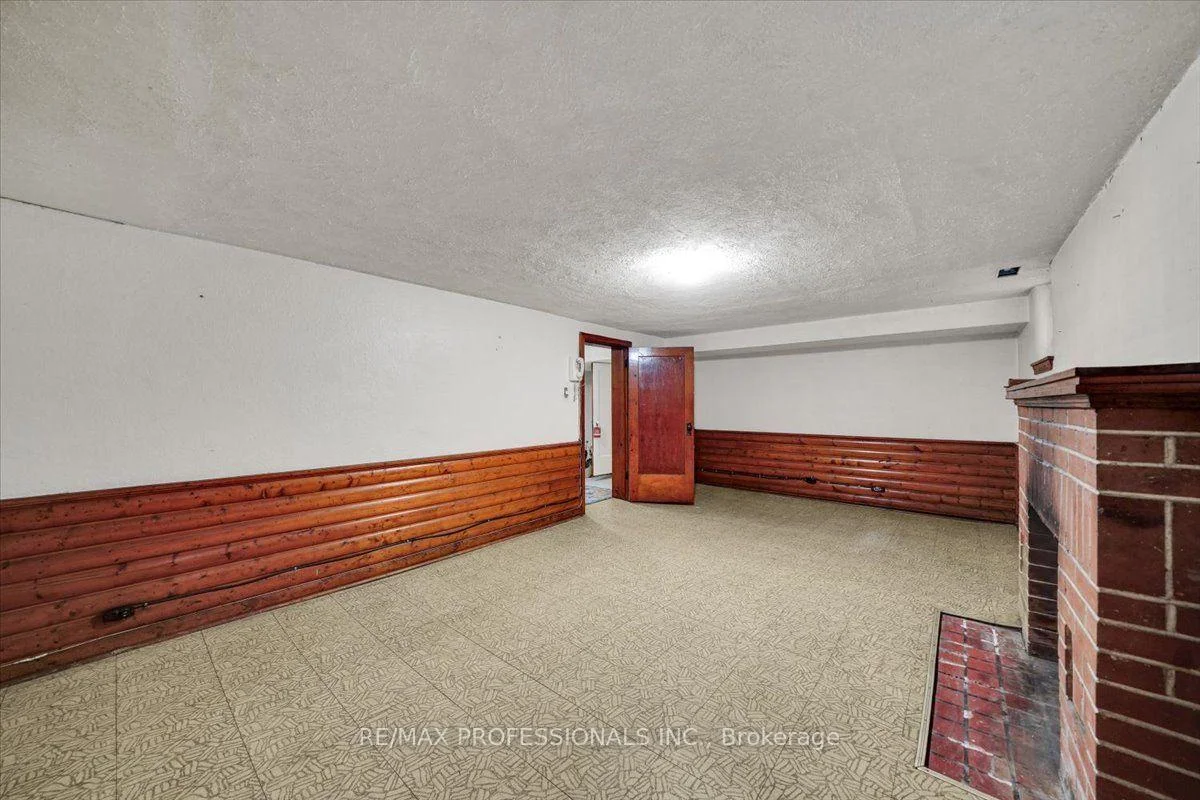 Photo 46 of 65 Dunedin Drive, Etobicoke, Kingsway South — HOMEH