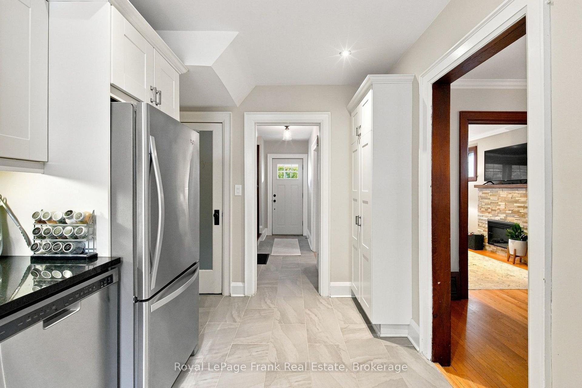 Photo 9 of 44 Mclaughlin Boulevard, Oshawa, O'Neill — HOMEH