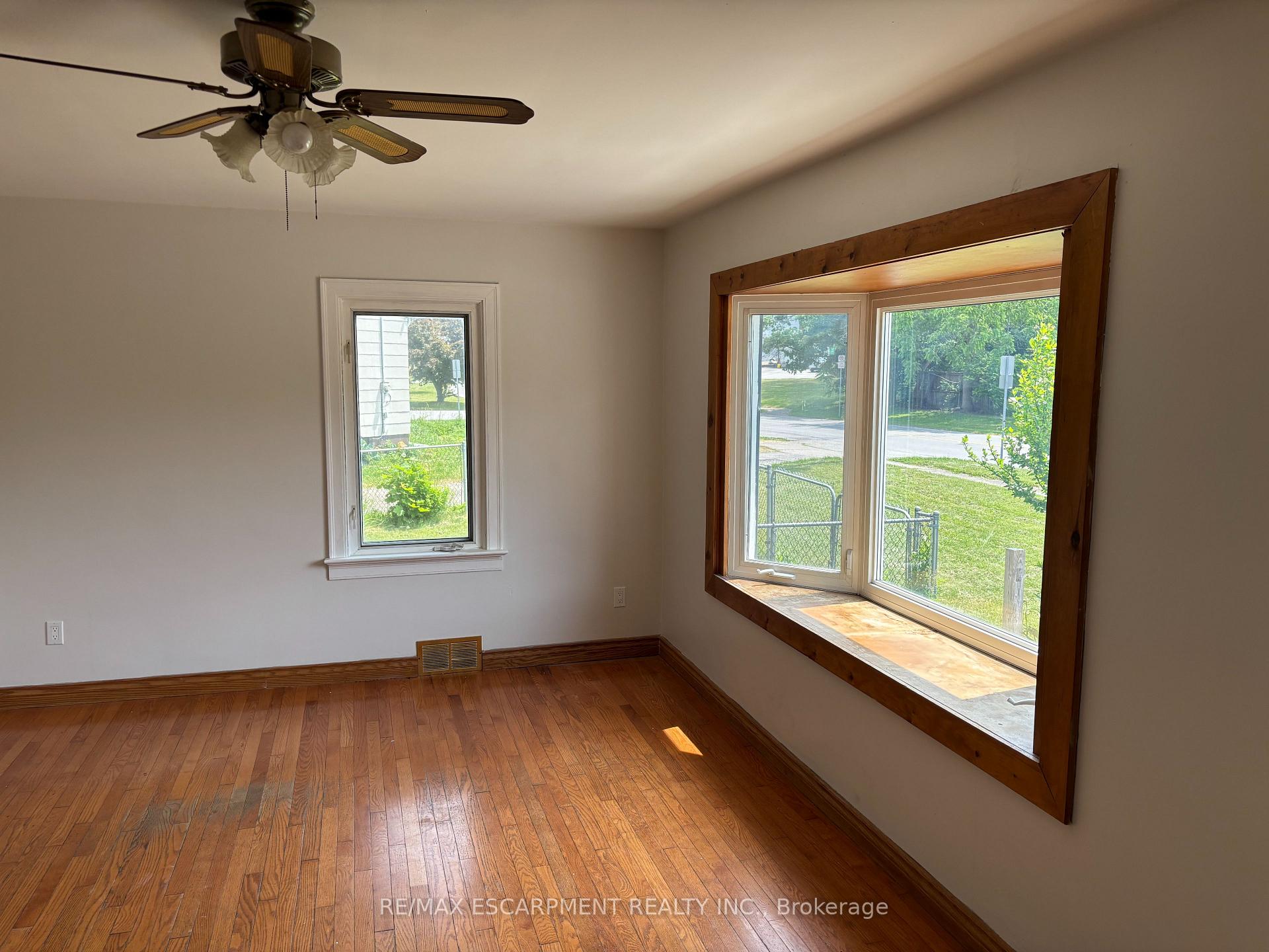 Photo 5 of Unit UPPER, 5648 Royal Manor Drive, Niagara Falls, Hospital — HOMEH