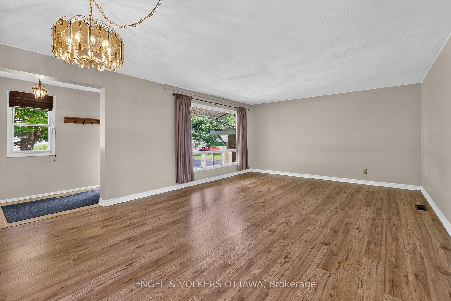 Photo 11 of 14 Oakview Avenue, Ottawa, Meadowlands/Crestview — HOMEH