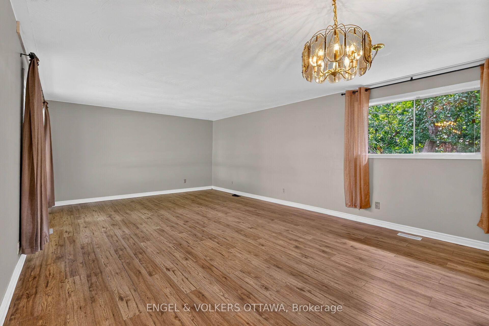 Photo 12 of 14 Oakview Avenue, Ottawa, Meadowlands/Crestview — HOMEH