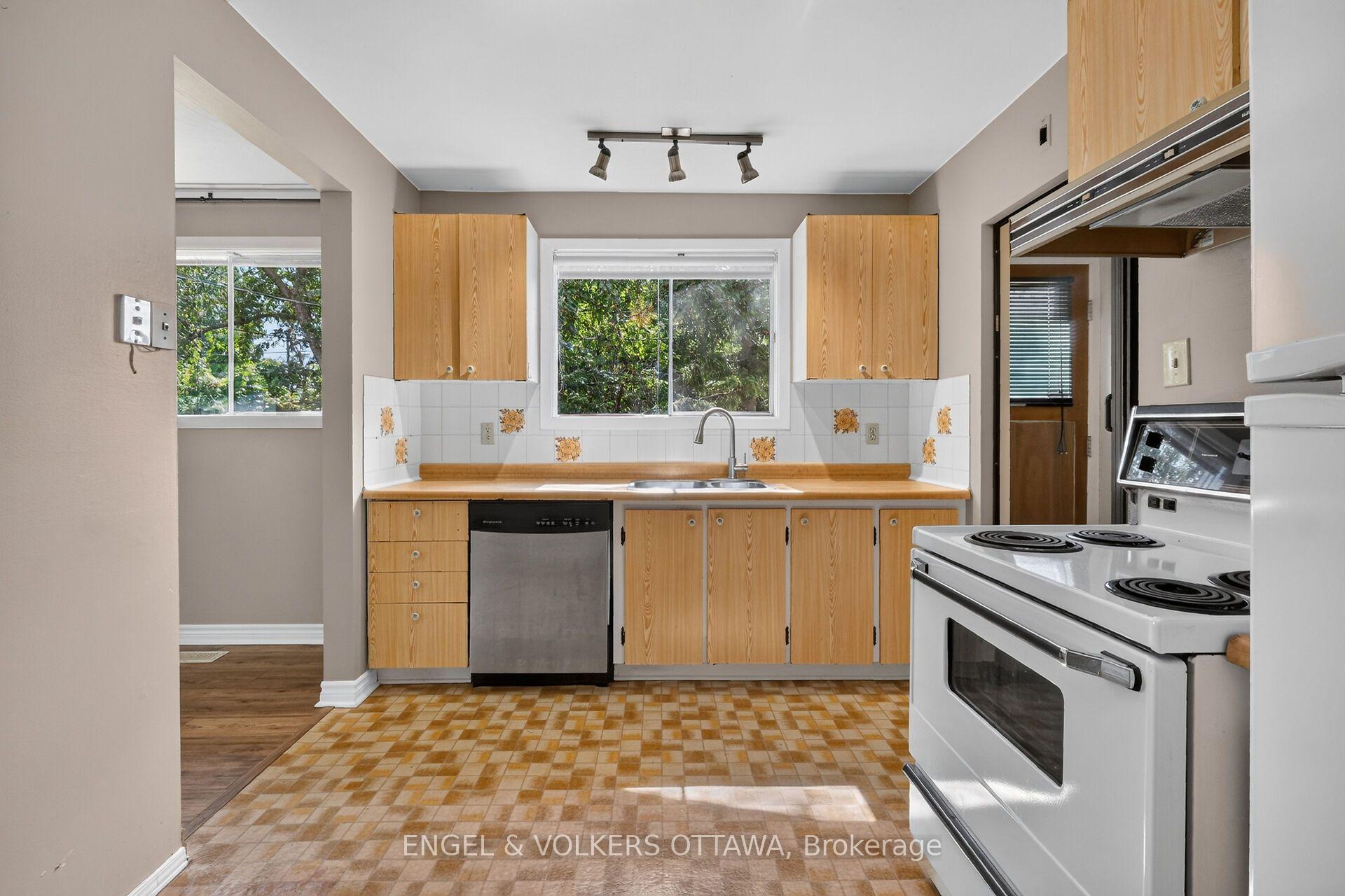 Photo 15 of 14 Oakview Avenue, Ottawa, Meadowlands/Crestview — HOMEH
