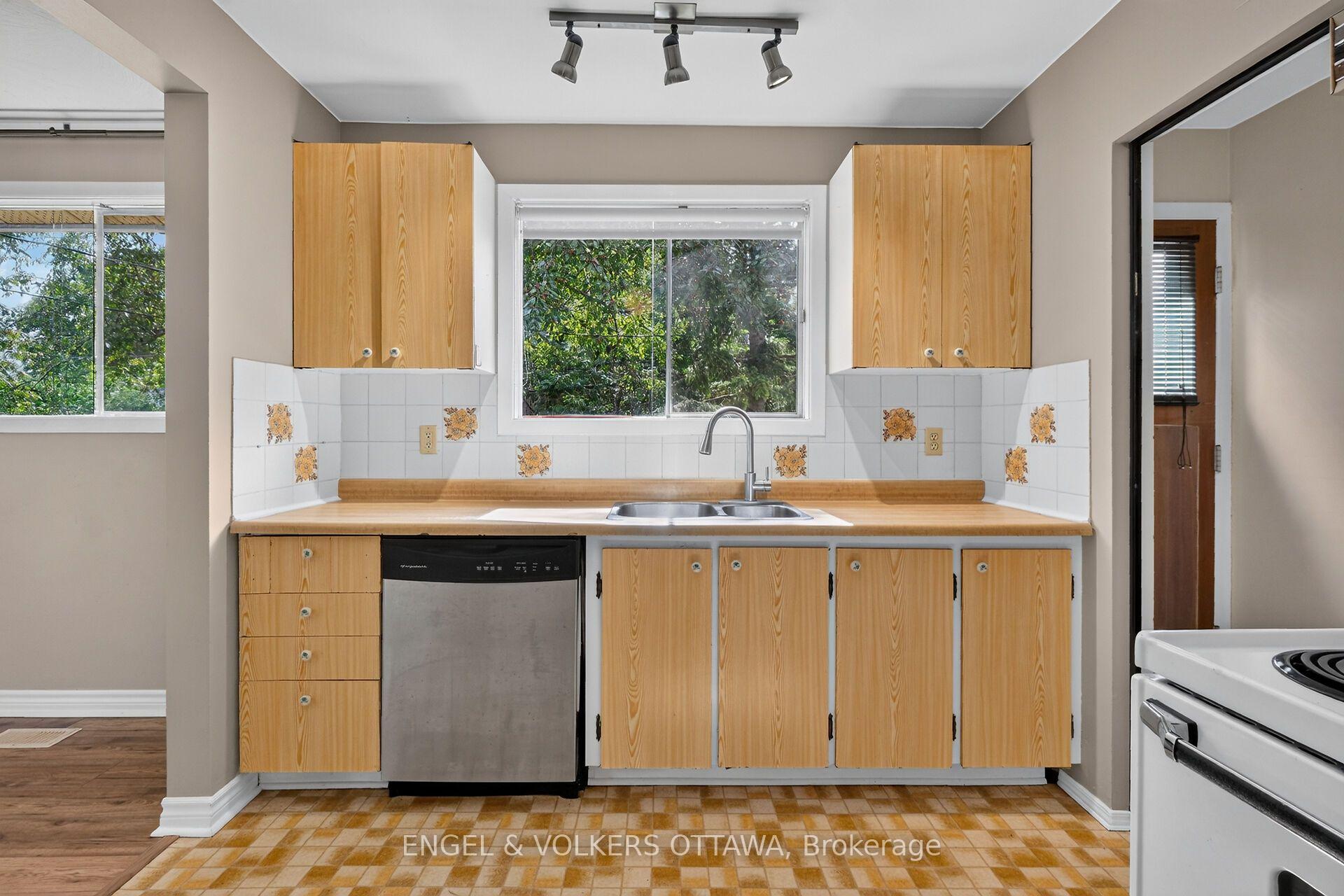 Photo 16 of 14 Oakview Avenue, Ottawa, Meadowlands/Crestview — HOMEH
