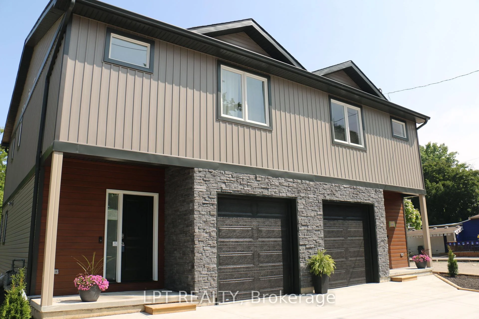 Photo of 105 King Street E