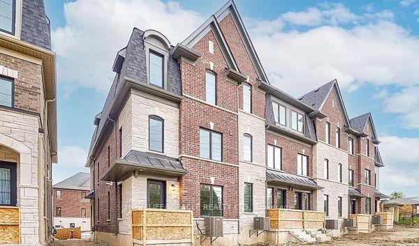 Photo 2 of 1449 National Common, Burlington, Tyandaga — HOMEH