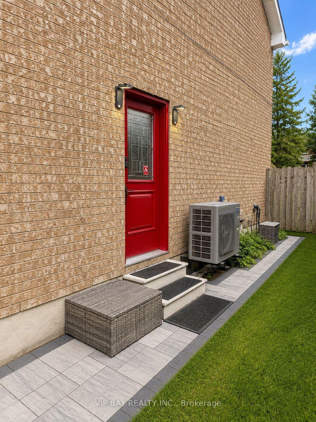 Photo 3 of Unit Lower, 48 Verona Crescent, Georgina, Keswick North — HOMEH