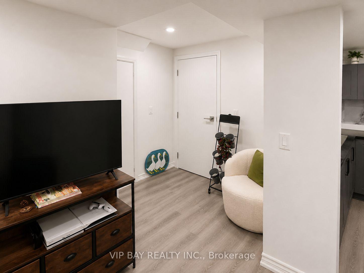Photo 11 of Unit Lower, 48 Verona Crescent, Georgina, Keswick North — HOMEH