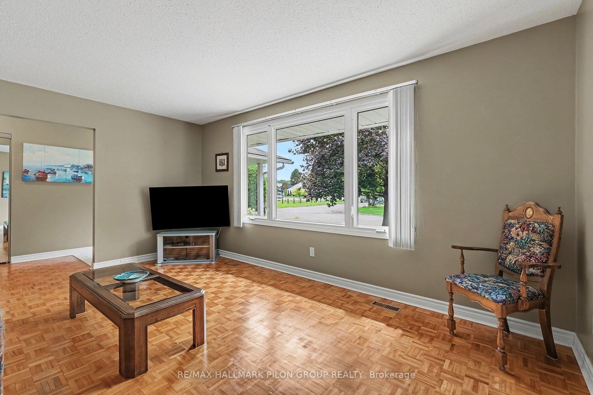 Photo 3 of 496 Tisdale Crescent, Ottawa, Beacon Hill North — HOMEH