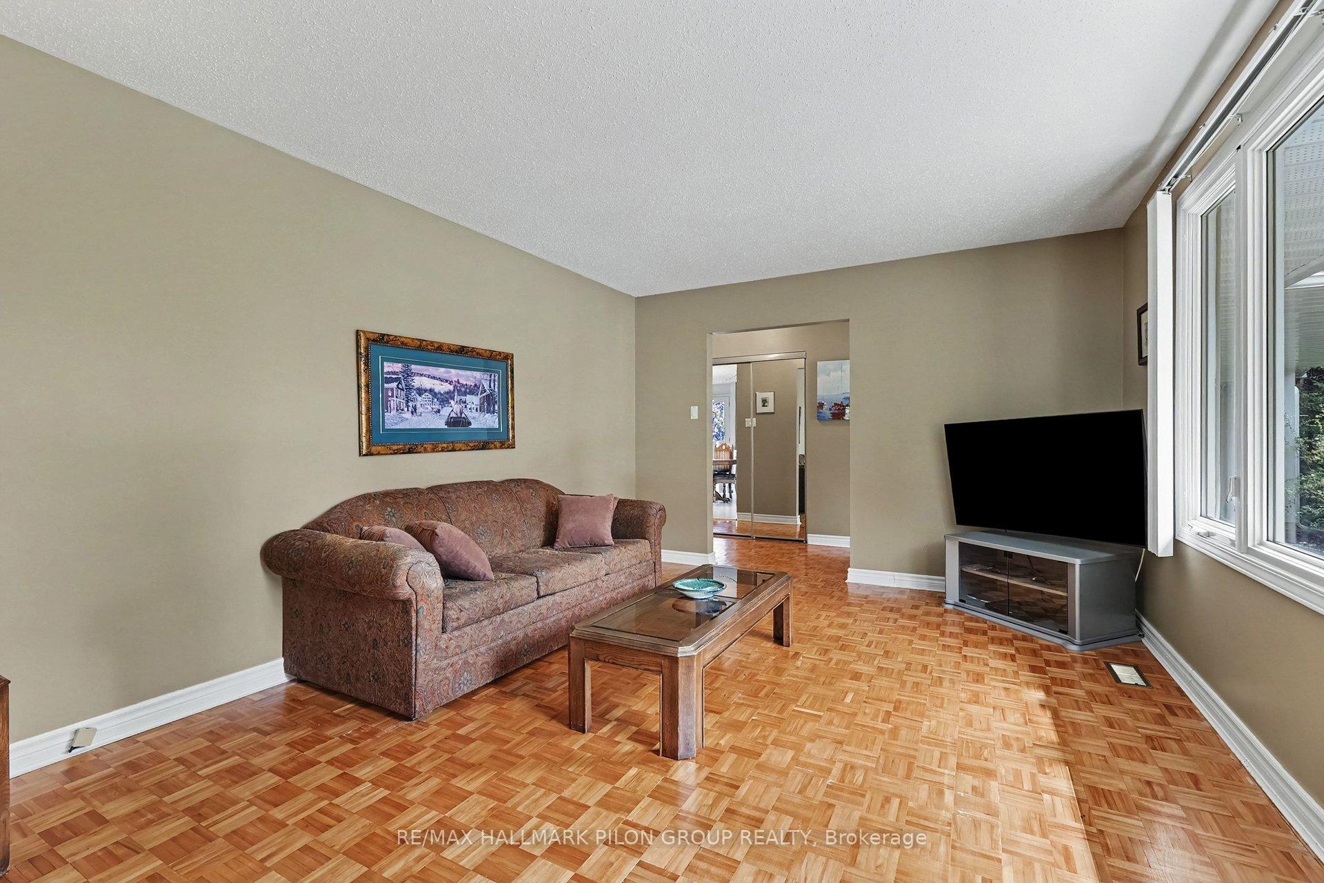 Photo 4 of 496 Tisdale Crescent, Ottawa, Beacon Hill North — HOMEH