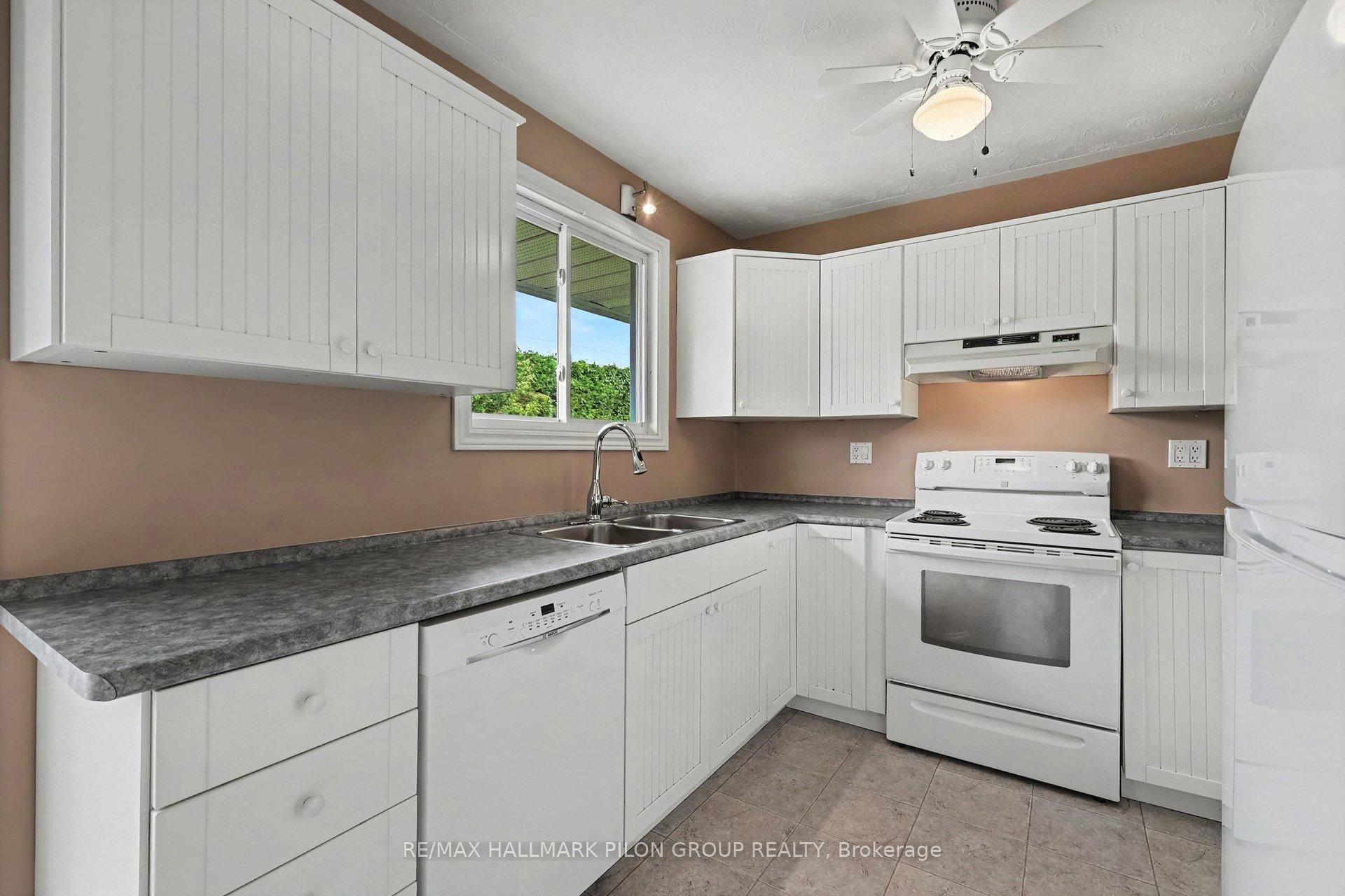 Photo 9 of 496 Tisdale Crescent, Ottawa, Beacon Hill North — HOMEH