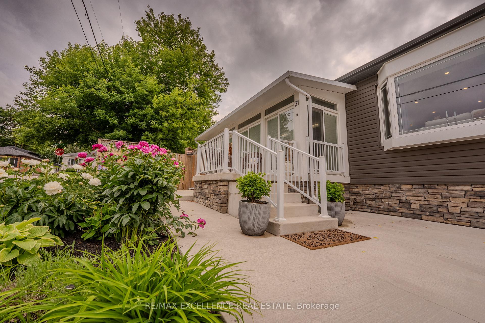 Photo 2 of 21 Elizabeth Street, Halton Hills, Georgetown — HOMEH