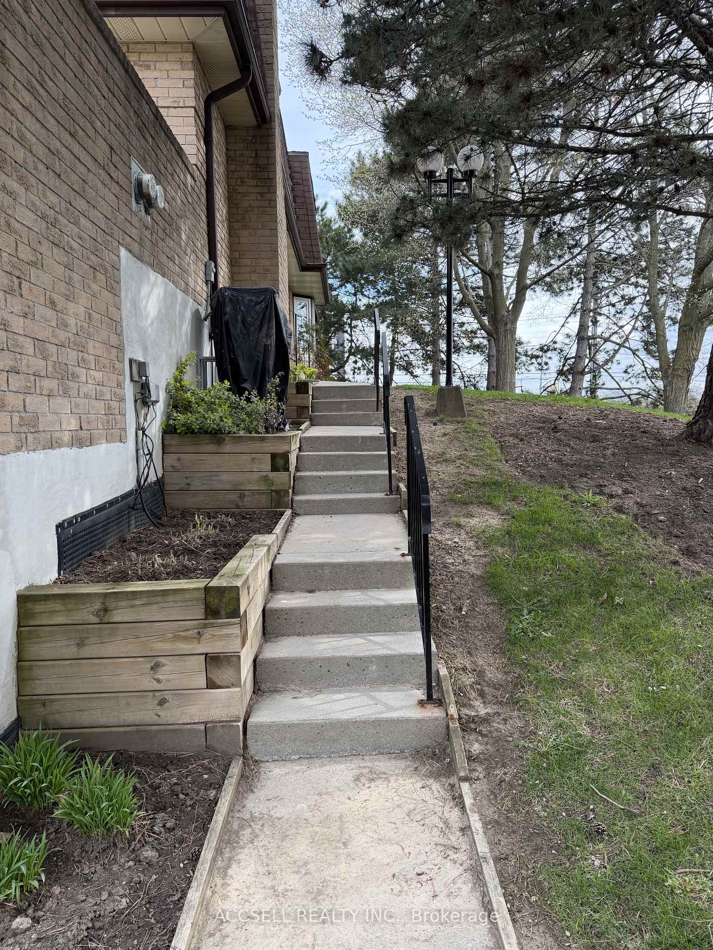 Photo 2 of Unit 4, 1510 Upper Middle Road, Burlington, Tyandaga — HOMEH