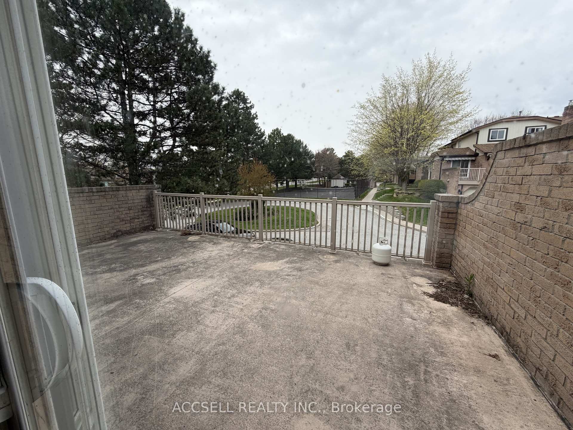 Photo 3 of Unit 4, 1510 Upper Middle Road, Burlington, Tyandaga — HOMEH